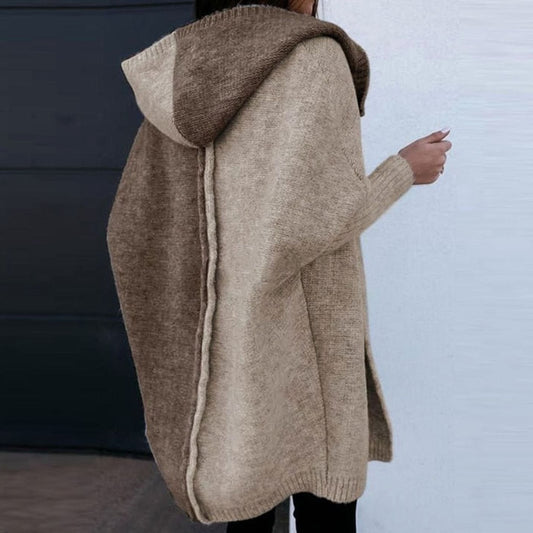 Lange cardigan voor dames van achteren met taupe capuchon en lange havermoutbeige rug 3