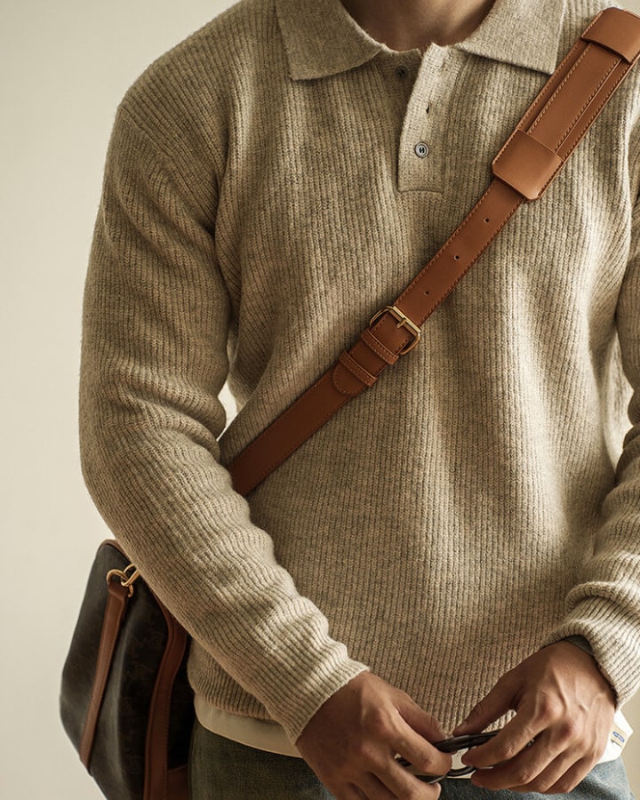 Beige polosweater til herre med skulderrem