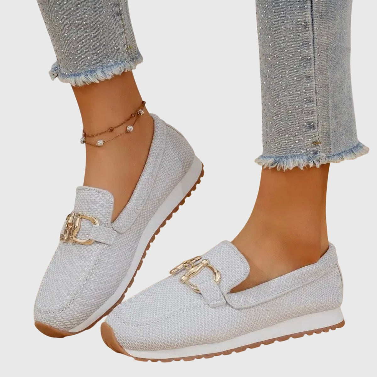 Hvide slip-on loafers i strik set fra siden 10