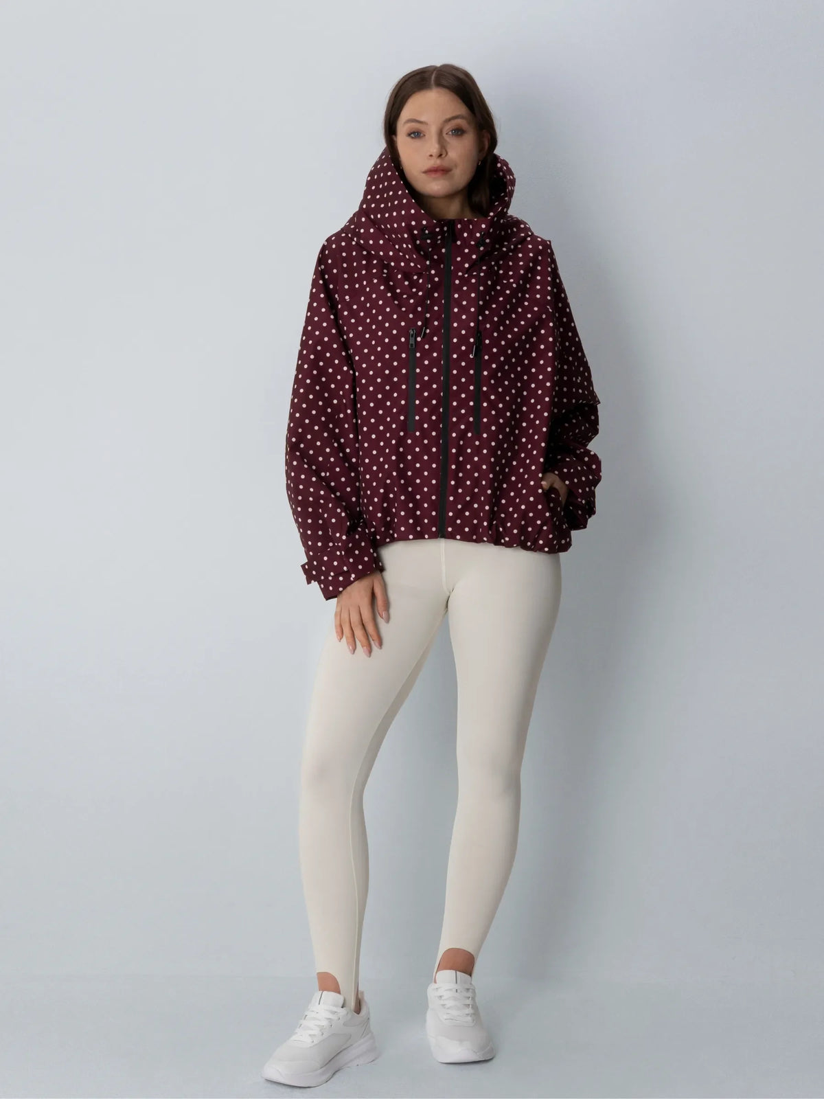 Kort oversized regnjakke med bordeaux prikker