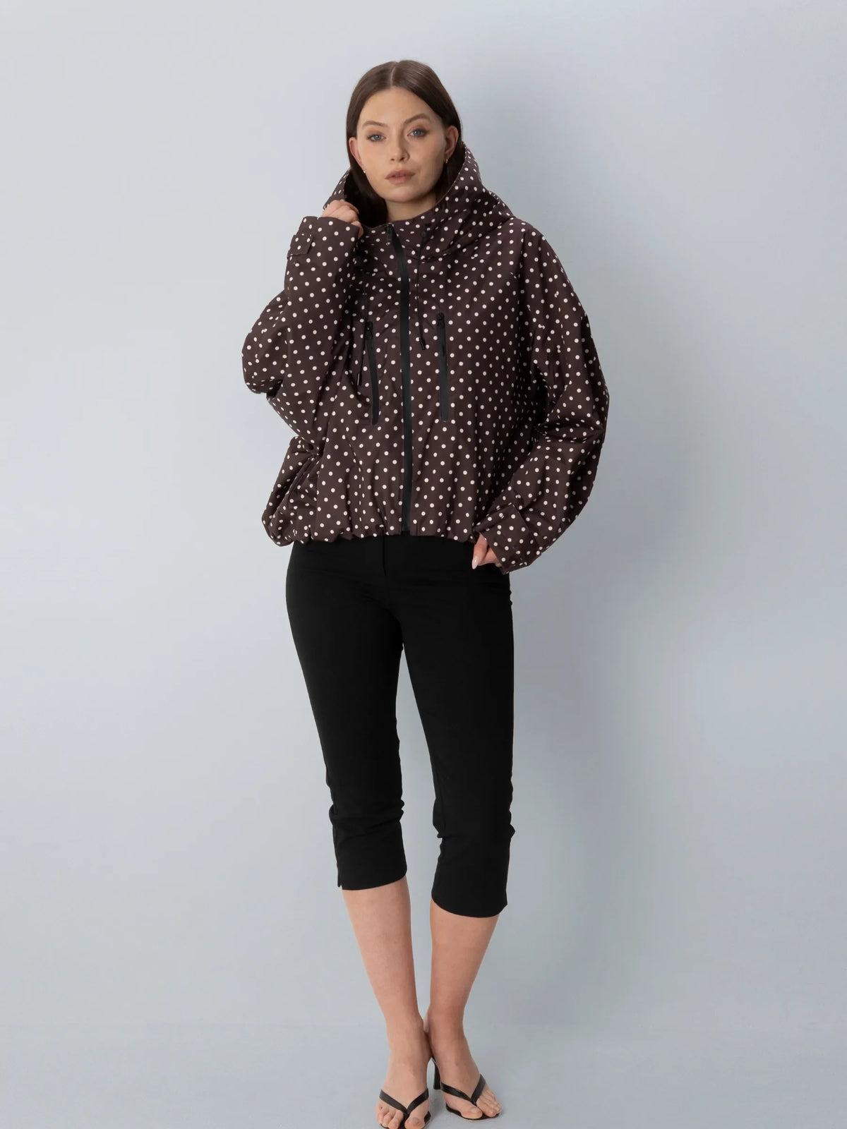 Kort oversized regnjakke med brune prikker