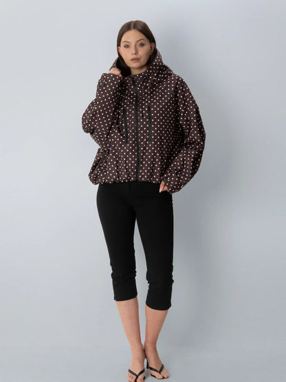 Kort oversized regnjakke med brune prikker