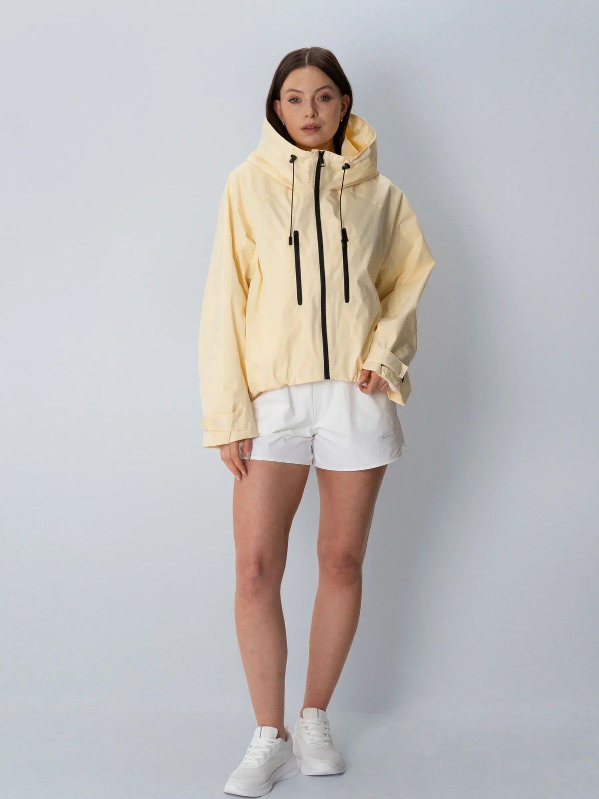 Kort oversized regnjakke i creme