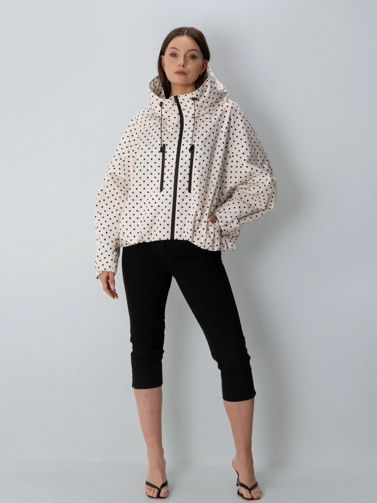 Kort oversized regnjakke med fine prikker