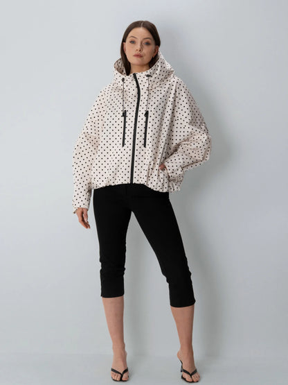 Kort oversized regnjakke med fine prikker