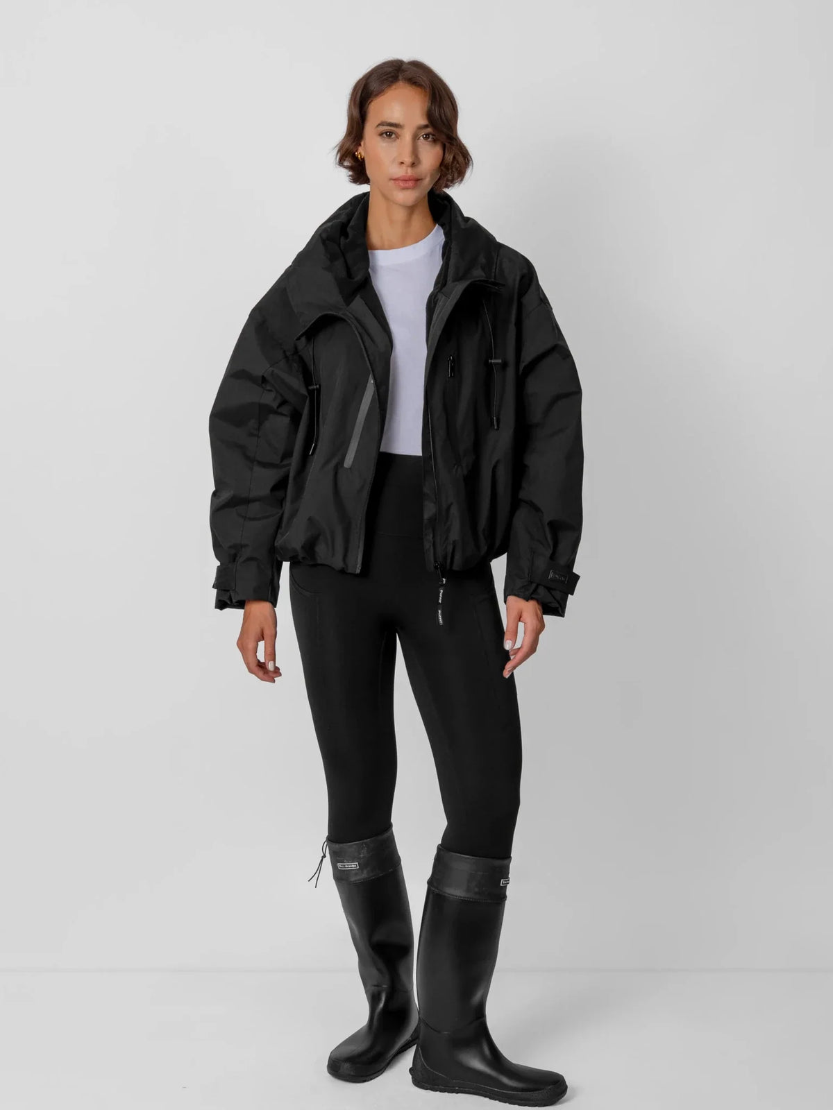 Kort oversized regnjakke med fleecefór i sort