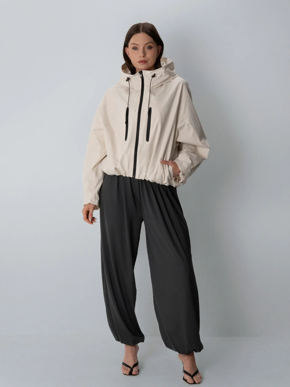 Kort oversized regnjakke i mat perle