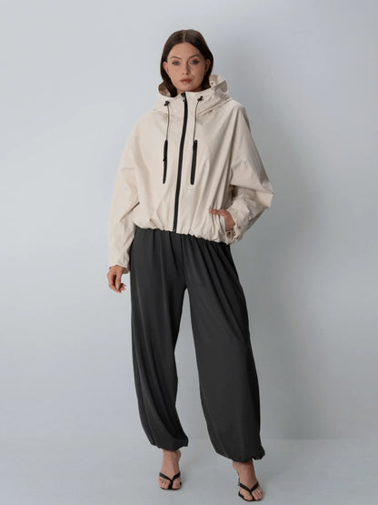Kort oversized regnjakke i mat perle