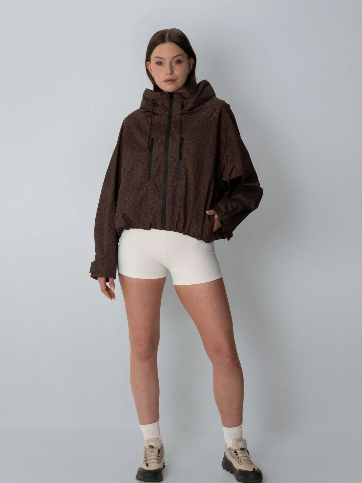 Kort oversized regnjakke i mokka leopard