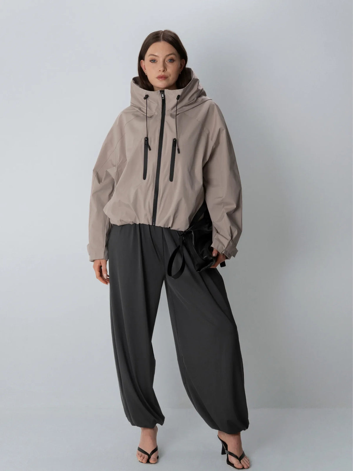 Kort oversized regnjakke i taupe