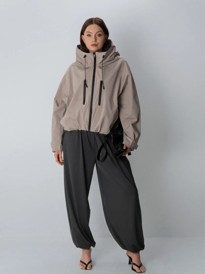 Kort oversized regnjakke i taupe