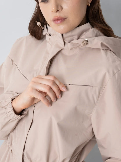Detalje af kort sommerregnjakke i lys beige