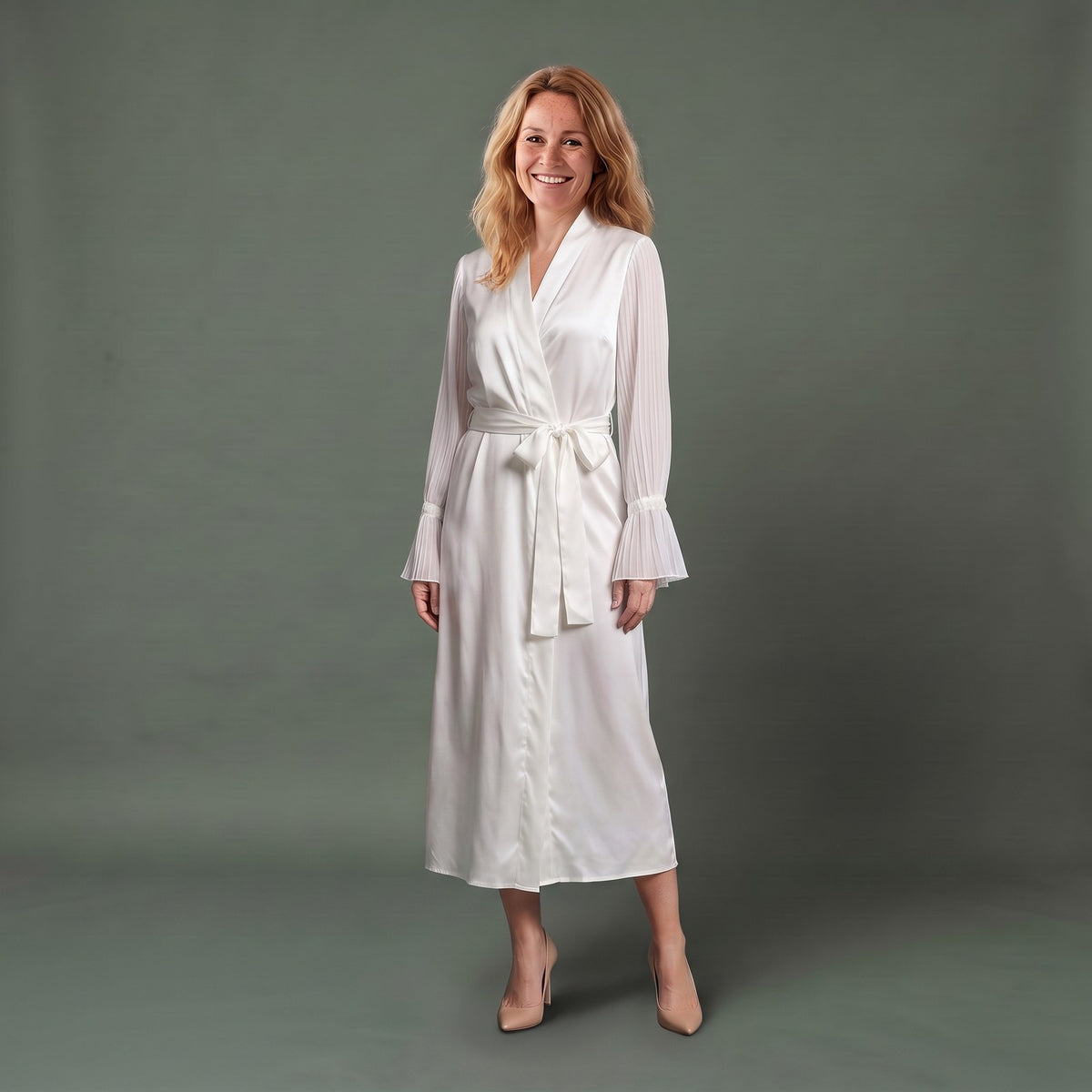 Elegant Satin Morgenkåbe til Dame med Transparente Flæseærmer og Bindebælte