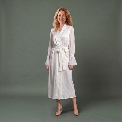 Elegant Satin Morgenkåbe til Dame med Transparente Flæseærmer og Bindebælte