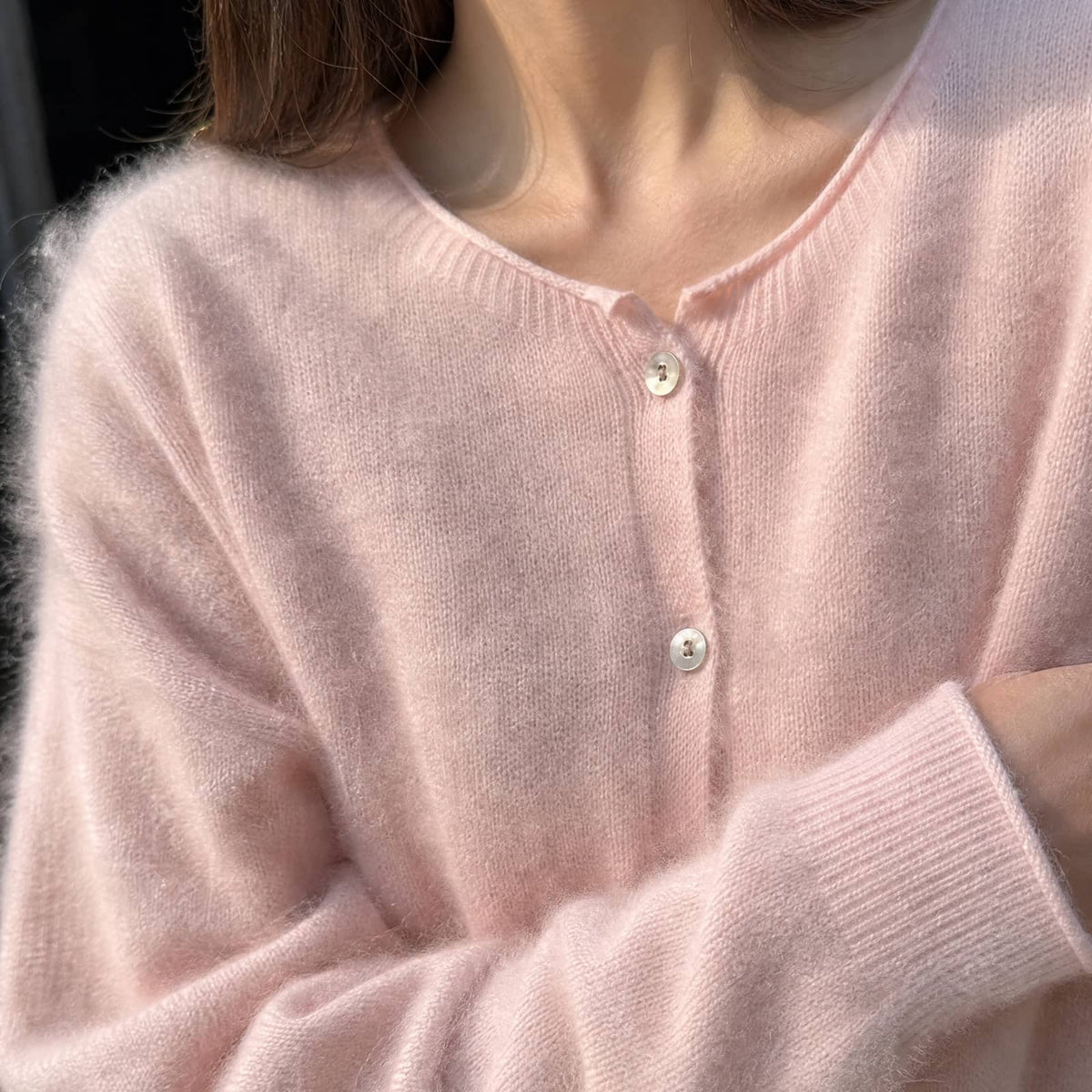 Fluffy sweater cardigan dame i rosa børstet strik, tæt på rund hals og knapper