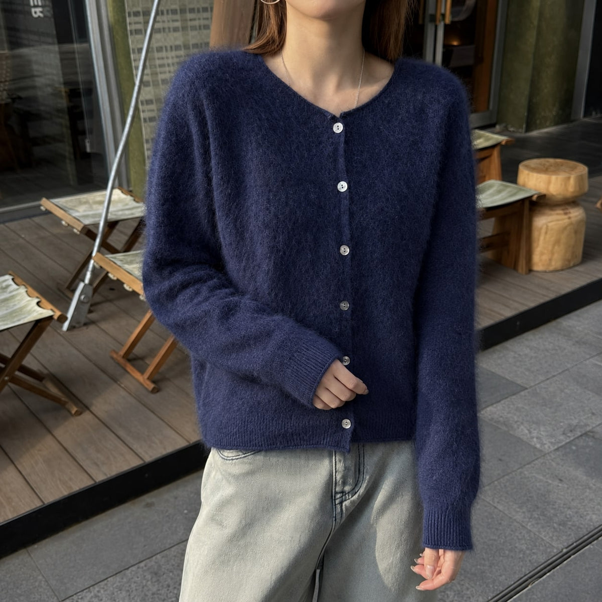 Fluffy sweater cardigan dame i børstet strik med rund hals og knapper, farve marineblå