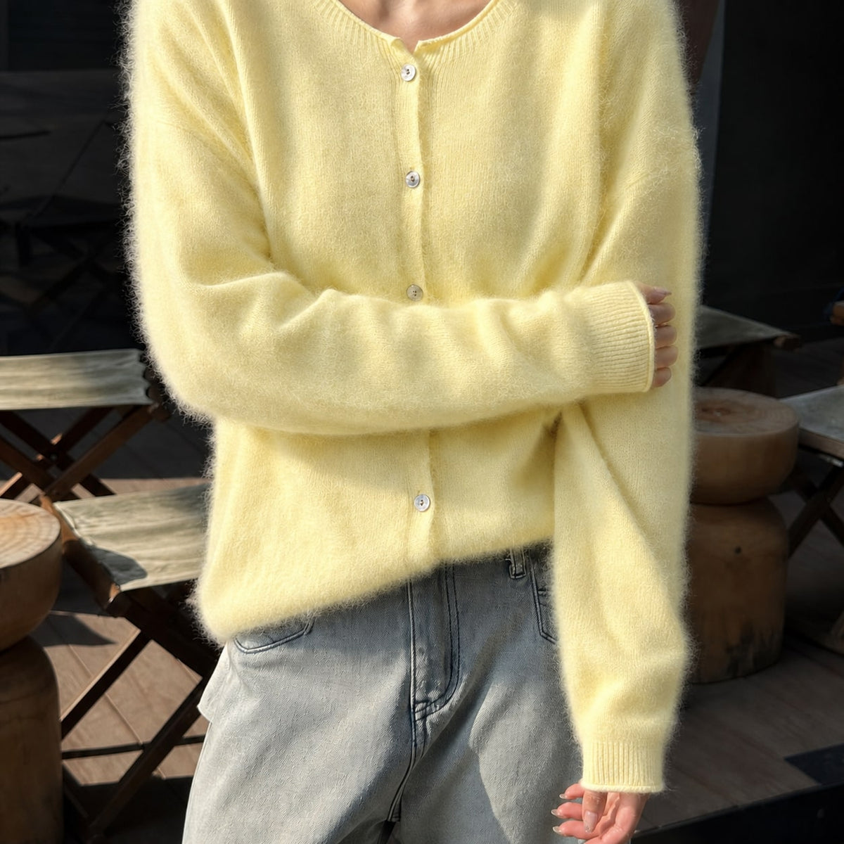 Fluffy sweater cardigan dame i børstet strik med rund hals og knapper, farve gul