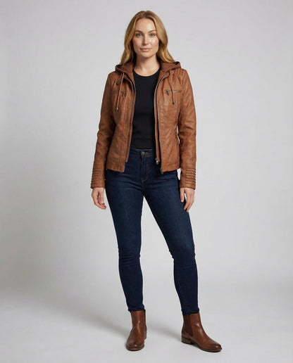 Model i cognacfarvet kunstlæderjakke og jeans, hel figur