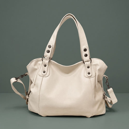 Lys beige hobo bag med nitter og aftagelig skulderrem