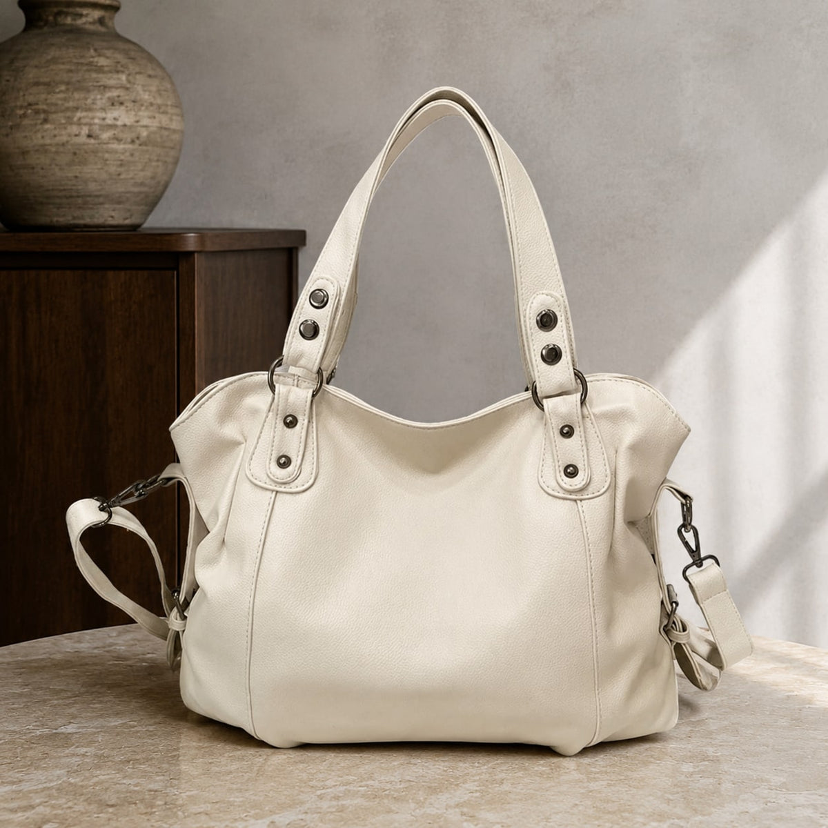 Creme hobo bag med nitter og to skulderhåndtag