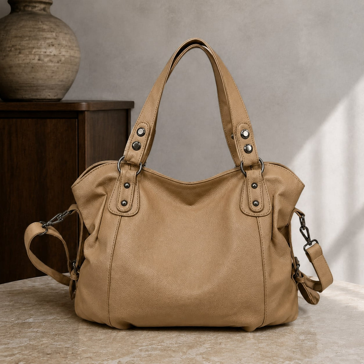 Khaki hobo bag med nitter og aftagelig skulderrem