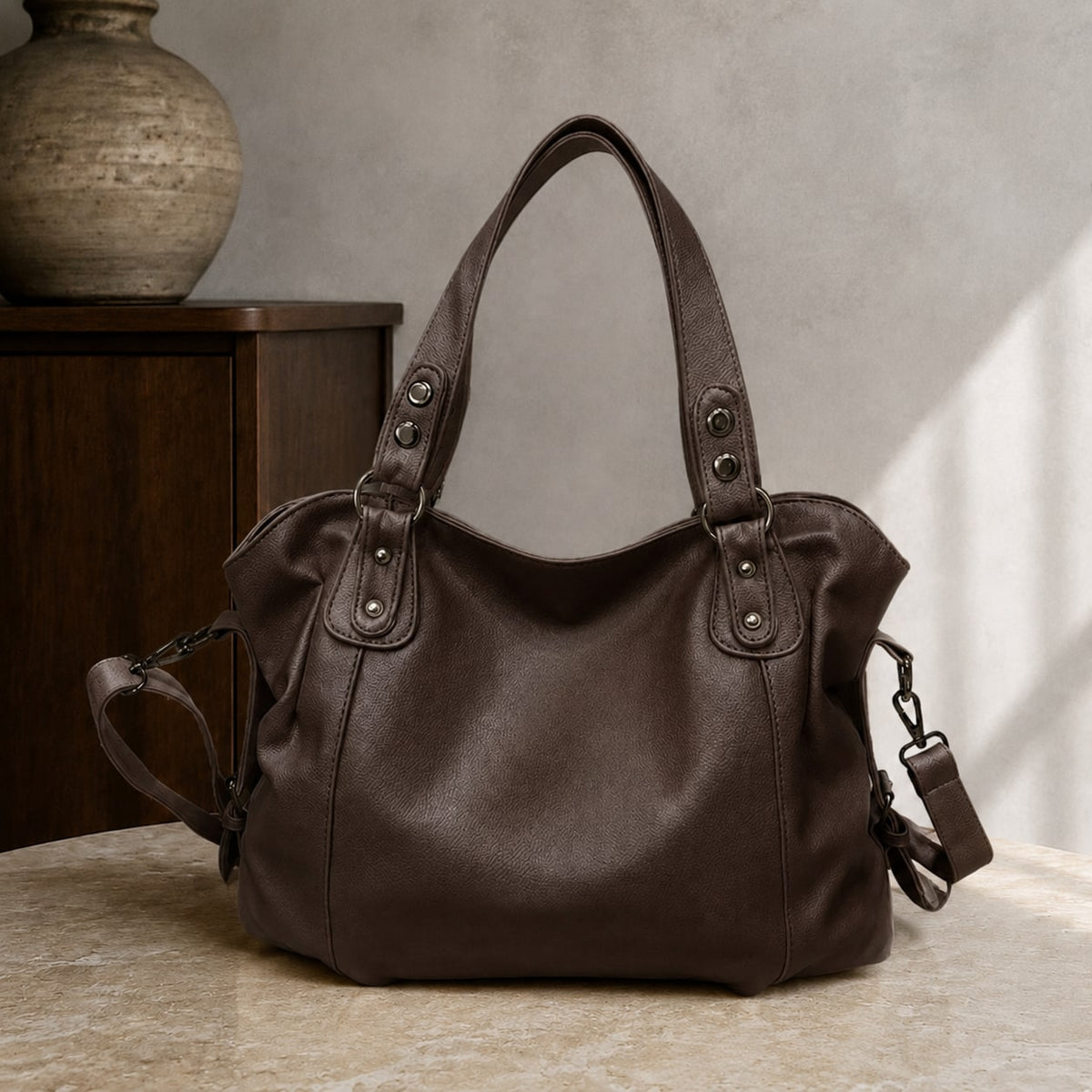 Brun hobo bag med nitter og aftagelig skulderrem