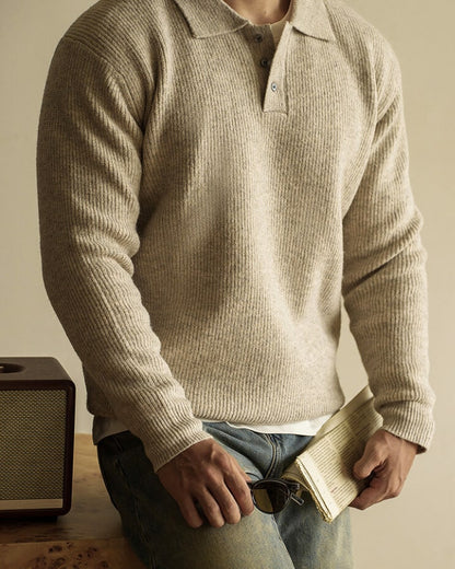 Beige polosweater til herre, siddende