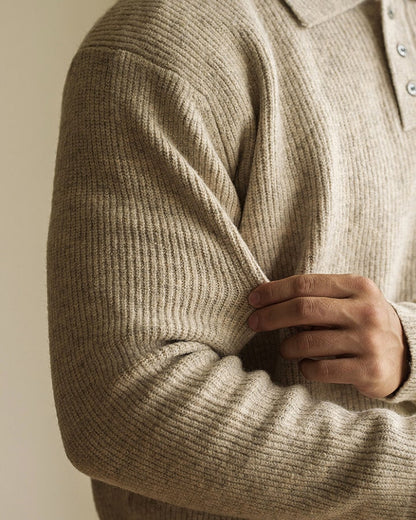 Nærbillede af ribbet strik på beige polosweater