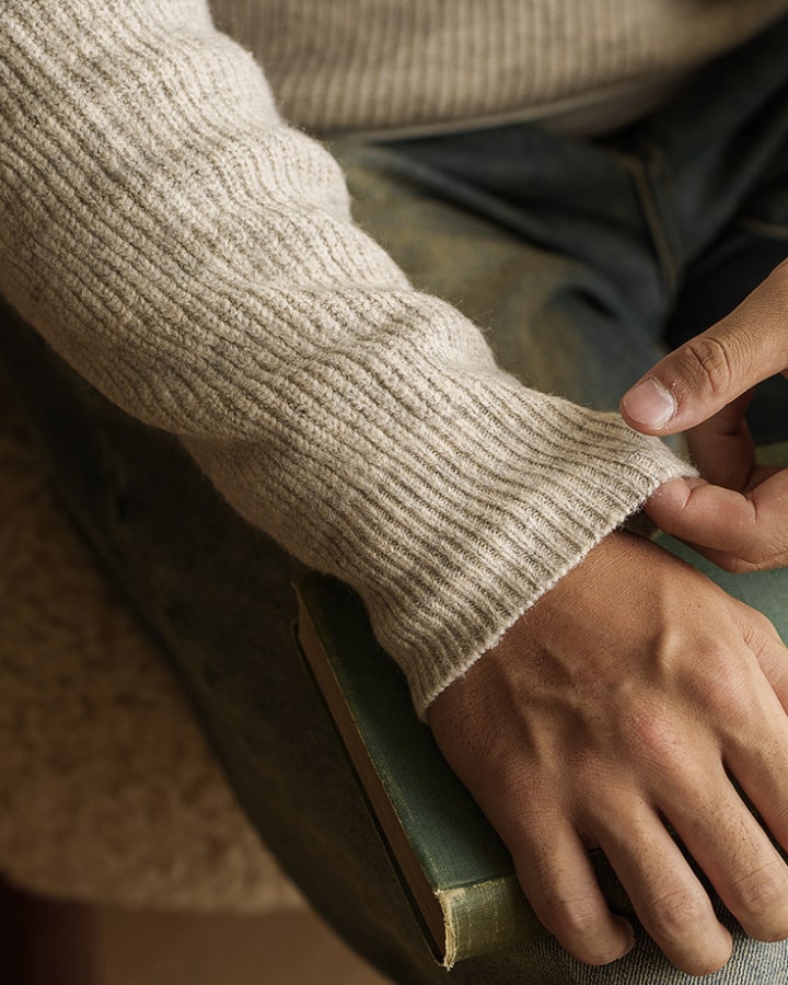 Ærme med ribmanchet på beige polosweater