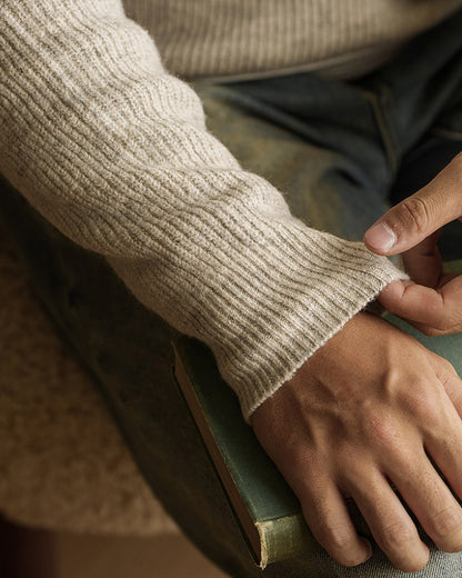 Ærme med ribmanchet på beige polosweater