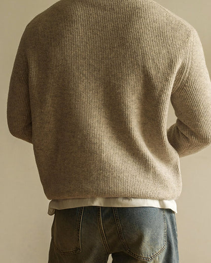 Beige polosweater til herre set bagfra