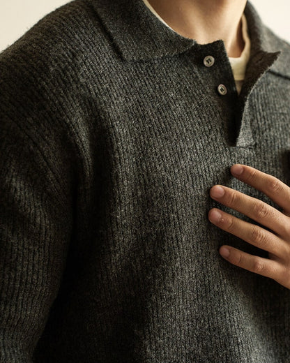 Nærbillede af krave og knapper på mørkegrå polotrøje