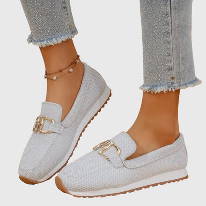 Hvide slip-on loafers i strik set fra siden 10