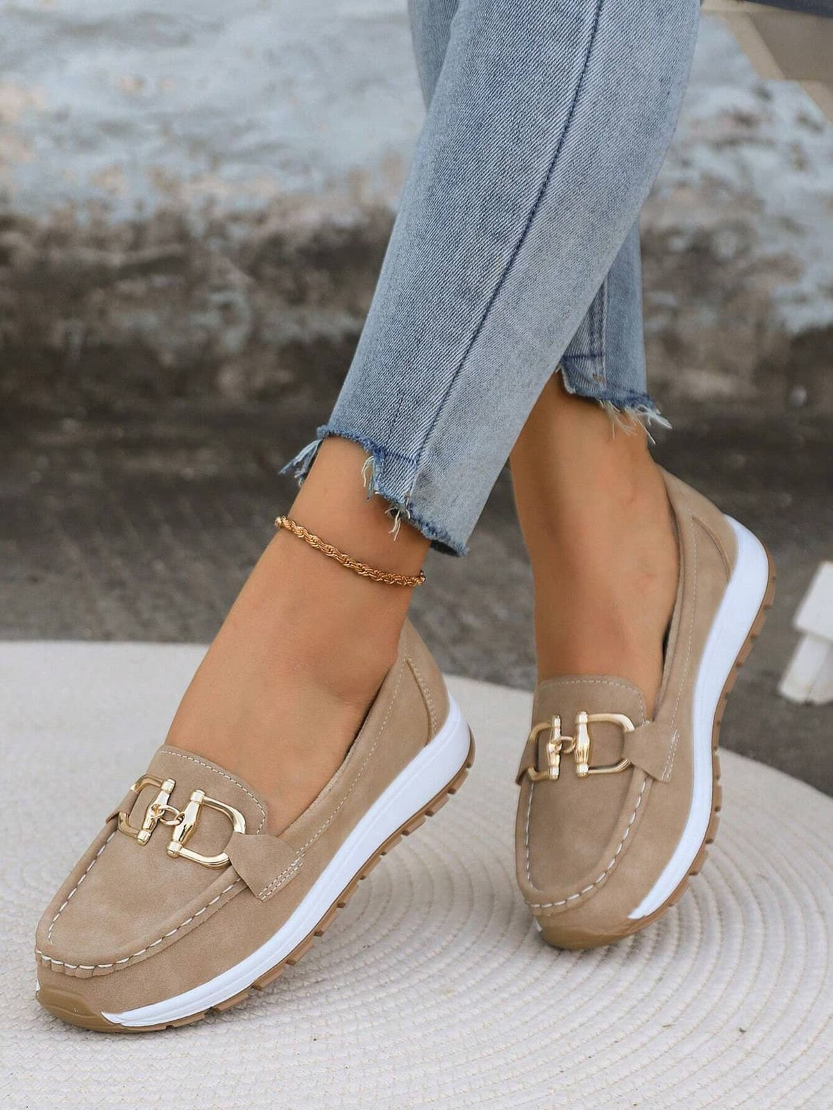 Khaki loafers dame i ruskindslook med hvid kilesål set forfra 2
