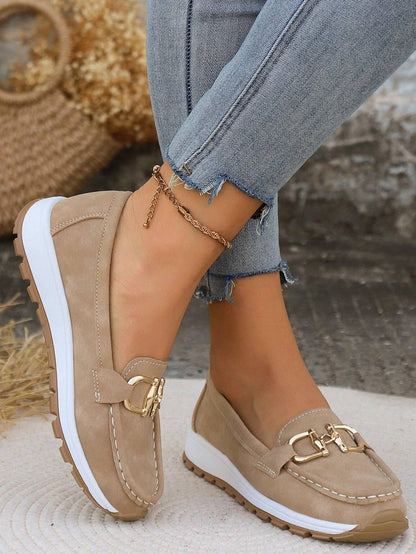 Khaki slip-on loafers set fra siden med tyk hvid sål 4