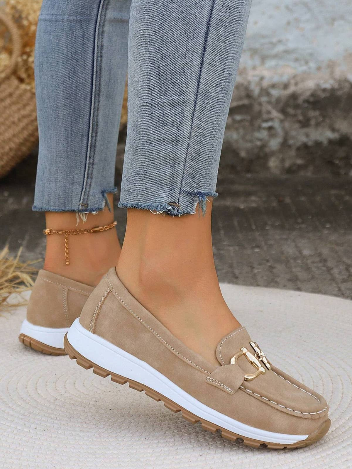 Khaki loafers dame på foden set fra siden med let kilehæl 5
