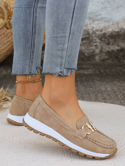 Khaki loafers dame på foden set fra siden med let kilehæl 5