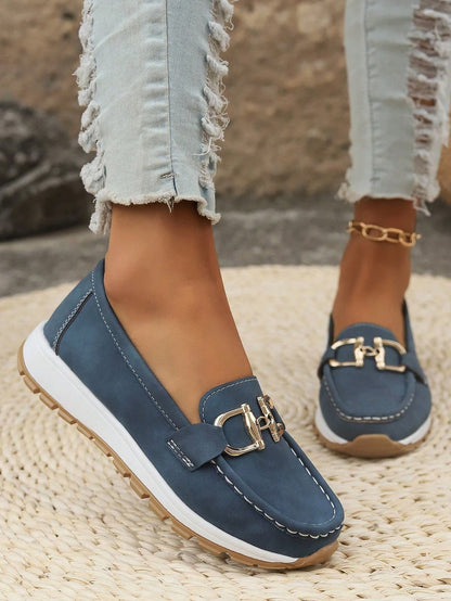 Marineblå loafers dame med kædespænde set fra siden 8