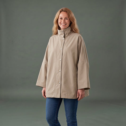 Oversized Regnjakke i Cape-Stil med Høj Krave og Trykknapper