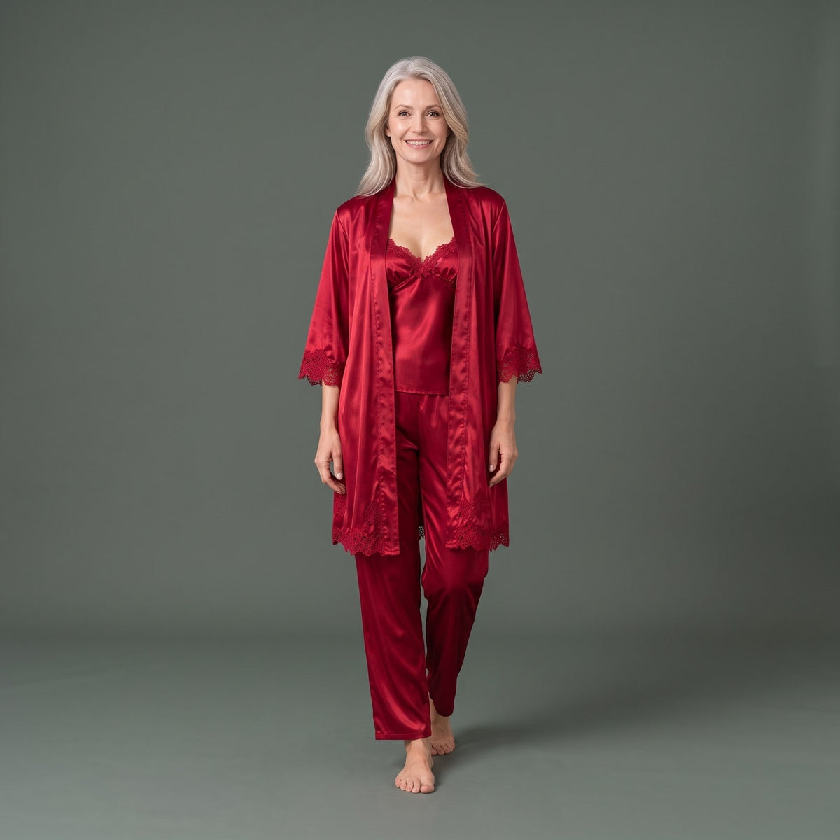 Rød satin pyjama set til damer med blondetop, bukser og morgenkåbe