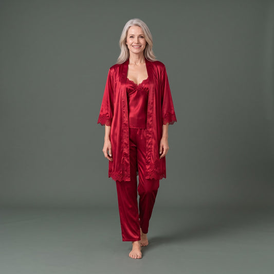 Rød satin pyjama set til damer med blondetop, bukser og morgenkåbe