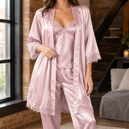 Rosa satin pyjamas med blondetop, bukser og morgenkåbe