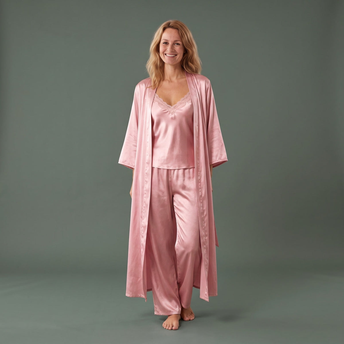 Rosa satin pyjama set til damer med blondetop, bukser og lang morgenkåbe