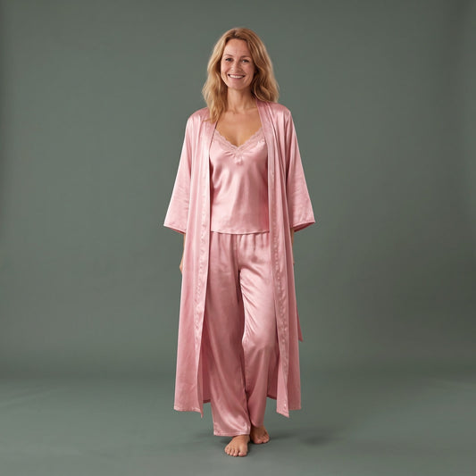 Rosa satin pyjama set til damer med blondetop, bukser og lang morgenkåbe