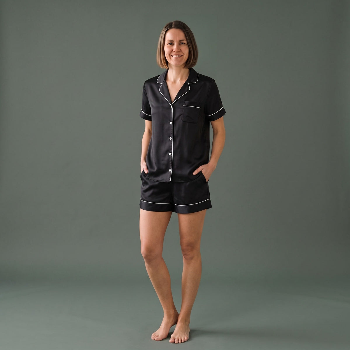 Sort satin pyjama set til damer med kort skjorte og shorts med kontrastkant