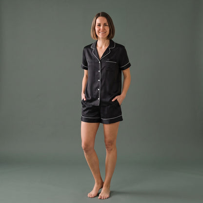 Sort satin pyjama set til damer med kort skjorte og shorts med kontrastkant