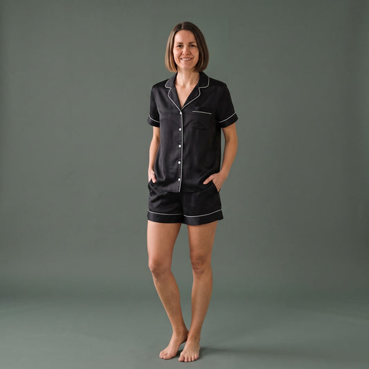 Sort satin pyjama set til damer med kort skjorte og shorts med kontrastkant