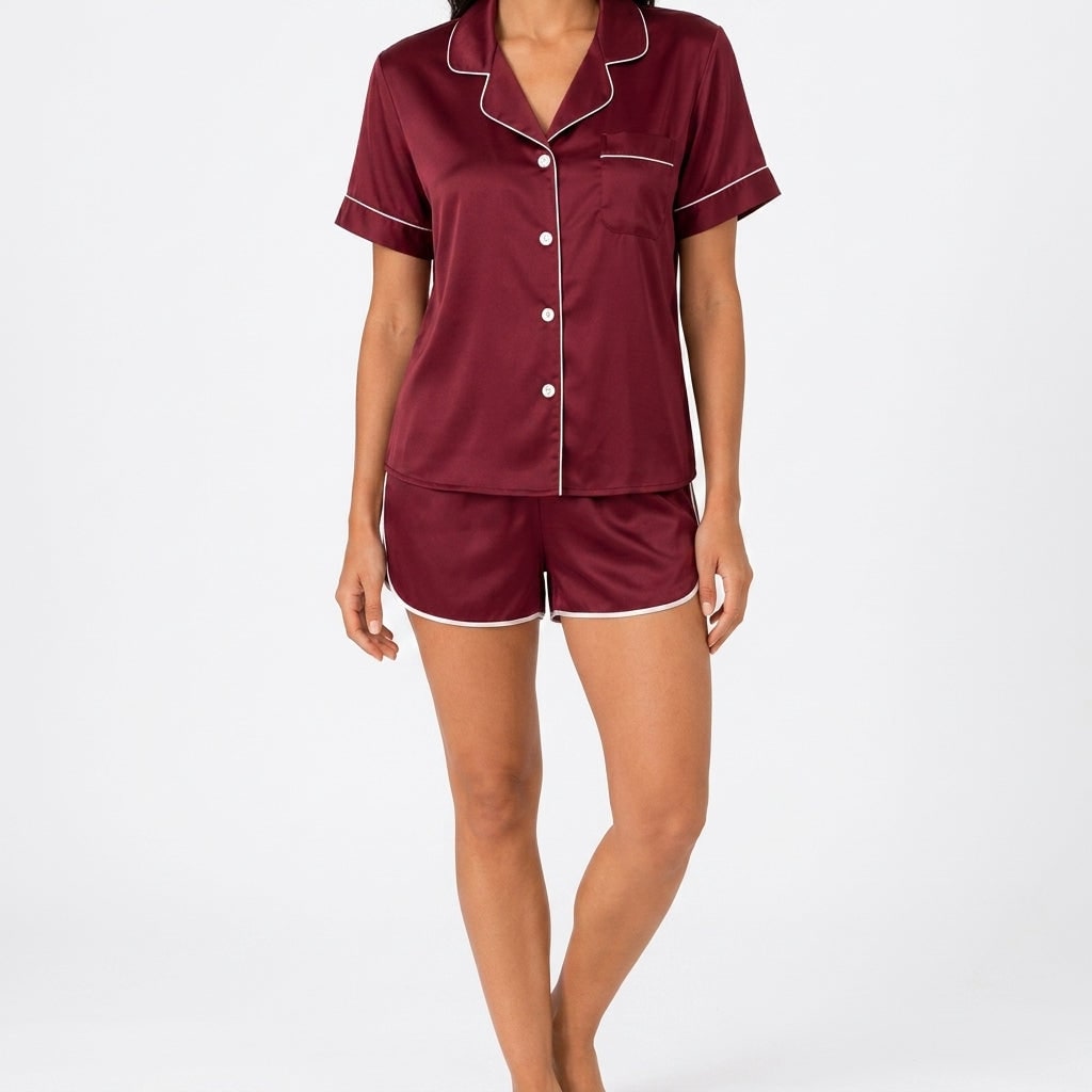 Vinrød satin pyjama set med kort skjorte og shorts med kontrastkant