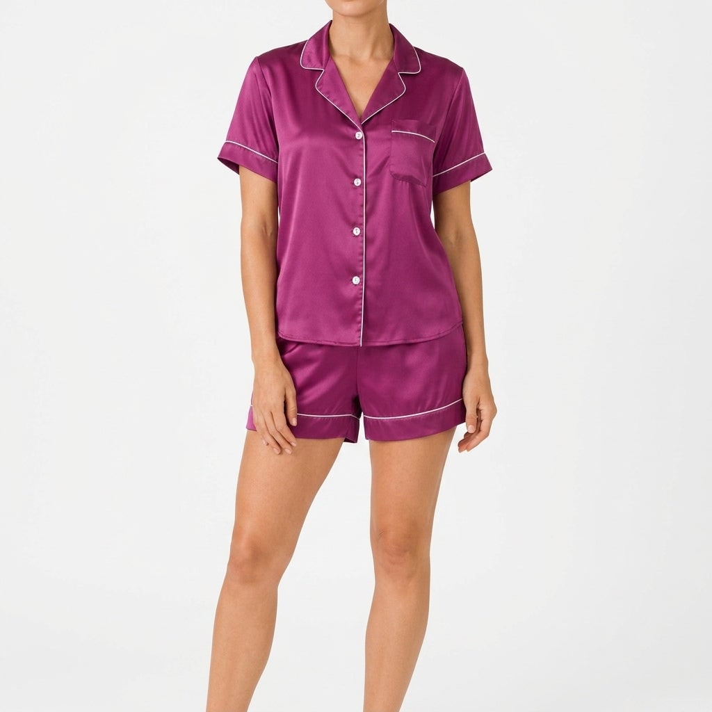 Lilla satin pyjama set med kort skjorte og shorts med kontrastkant